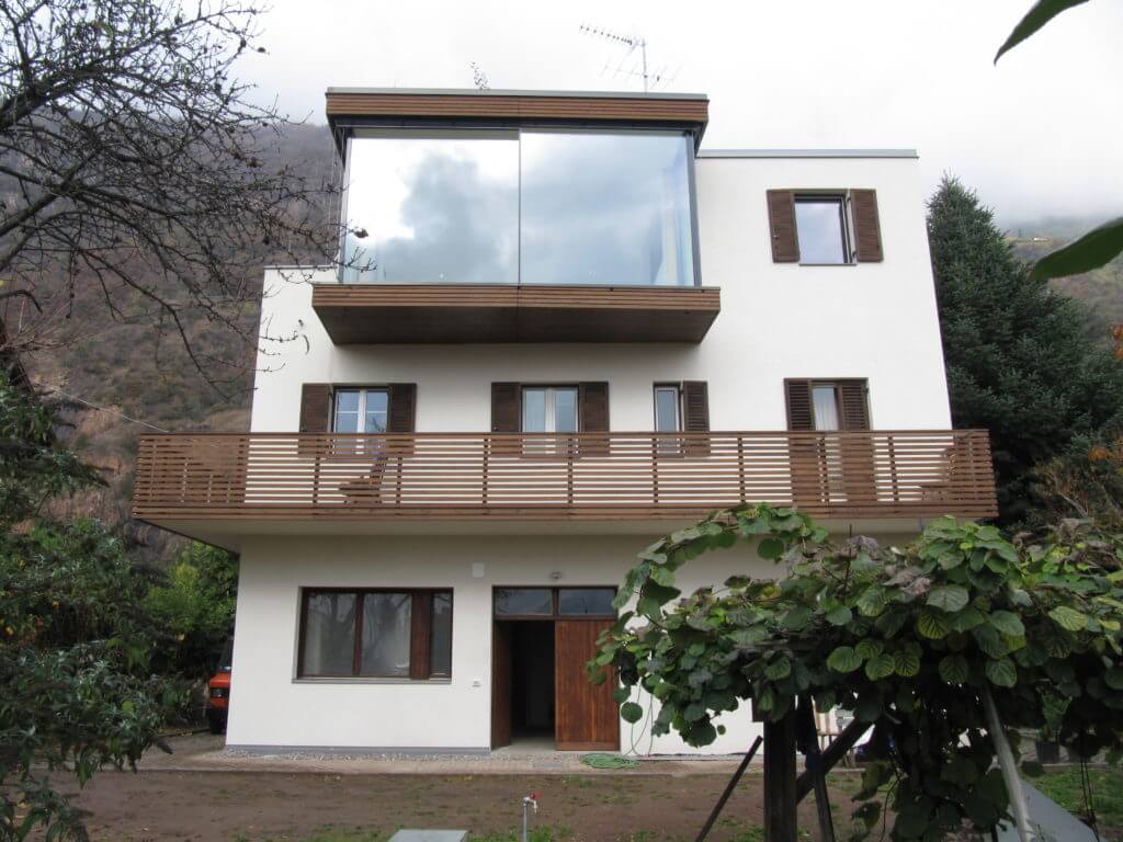 Vetrate panoramiche minimali per villa privata a Bolzano